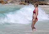 Uma Thurman betört beim Planschen