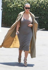 Kim Kardashian setzt Babybauch hauteng in Szene