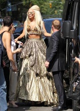 Lady Gaga: Goldkleid und Hot Dog