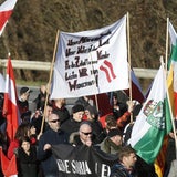Rechte demonstrieren vor leerer Grenze