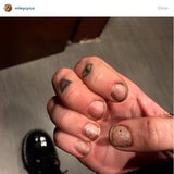 Miley Cyrus zeigt dreckige Fingernägel