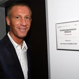 Hier holt Petzner seinen Führerschein