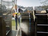 Máxima & Willem-Alexander putzen Spielplatz
