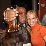 O'zoapft is! Roberto Blanco mit neuer Freundin auf Wiener Oktoberfest