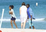 Madonnas Kids Mercy & David spielen am Strand