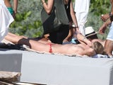 Toni Garrn sonnst sich oben ohne