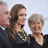 Regie-Debüt: Jolie mit Schwiegereltern auf Filmpremiere