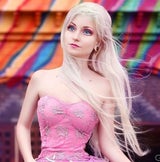 Diese lebende Barbie sieht aus wie Elsa!