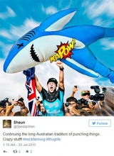 Surf-Star schlägt Hai: So lacht das Internet