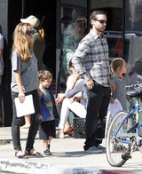 Tobey Maguire: Spaziergang mit Frau & Kids