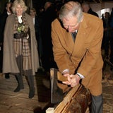 Charles & Camilla: Holzhacken in Norwegen