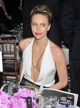 Sexy Dekolleté: Charlize Theron