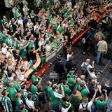 Fans empfangen Spieler am Flughafen