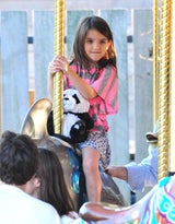Suri Cruise rockt das Karussell