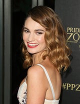 Lily James bezaubert in floraler Robe