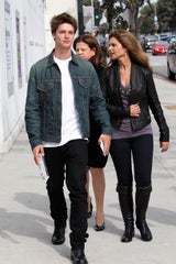 Patrick Schwarzenegger modelt oben ohne