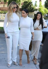 Die Kardashian-Schwestern im Weißwurstlook
