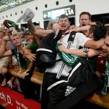Fans empfangen Spieler am Flughafen