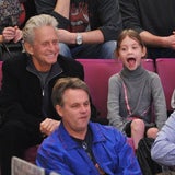 Douglas strahlt mit Tochter um die Wette