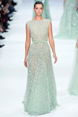 Wer designt Angelinas Brautkleid?