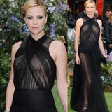 Charlize Theron lässt tief blicken