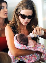 Denise Richards unterwegs mit Baby Eloise