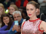 Emily Blunt in glitzerndem Rosé