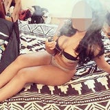 Nackte Frauen posten Marihuana-Fotos