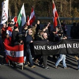 Rechte demonstrieren vor leerer Grenze