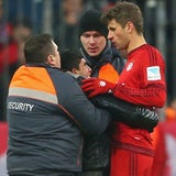 Flitzer umarmt Bayern-Star Müller