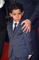 Cristiano Ronaldo knuddelt mit Sohn bei Premiere
