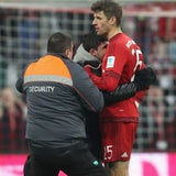 Flitzer umarmt Bayern-Star Müller