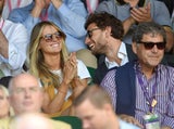 Cressida Bonas turtelt in Wimbledon