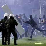 Athen-Derby nach Pyro-Attacken abgesagt
