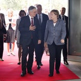 Kanzler und Merkel verlangen Asyl-Gipfel