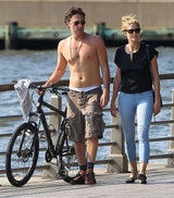 Zach Braff zeigt Bauch & Freundin