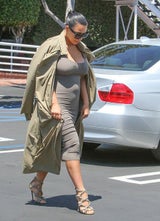 Kim Kardashian setzt Babybauch hauteng in Szene