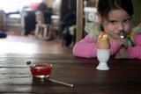 5-jährige isst Essen aus ALLEN Ländern der Welt