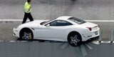 Teuren Ferrari auf Leitplanke „geparkt“