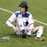pete doherty bindet sich die schuhe zu fußball