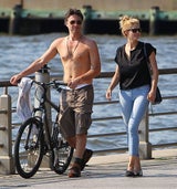 Zach Braff zeigt Bauch & Freundin