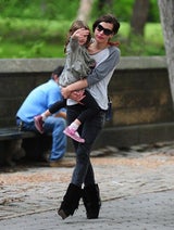 Milla Jovovich mit Tochter Ever Gabo im Park