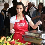 Kim Kardashian hilft Obdachlosenheim.