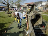 Máxima & Willem-Alexander putzen Spielplatz