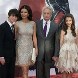Catherine Zeta-Jones & Michael Douglas feiern Premiere mit Kids