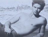 Patrick Schwarzenegger modelt oben ohne