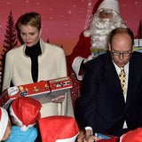 Albert & Charlène verteilen Geschenke