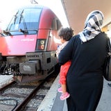 Hunderte Flüchtlinge am W-Bhf