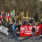 Rechte demonstrieren vor leerer Grenze
