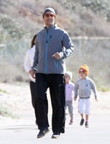 Matthew McConaughey sportlich mit seinen Kids